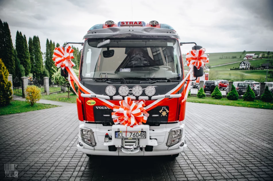 Uroczyste przekazanie wozu strażackiego dla OSP w Słopnicach Górnych - zdjęcie 2