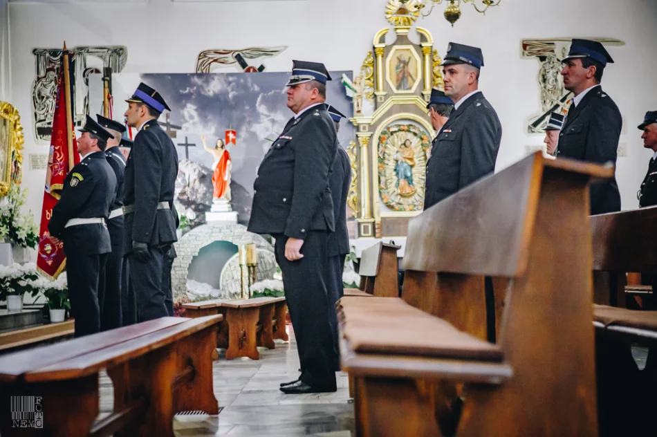 Uroczyste przekazanie wozu strażackiego dla OSP w Słopnicach Górnych - zdjęcie 5