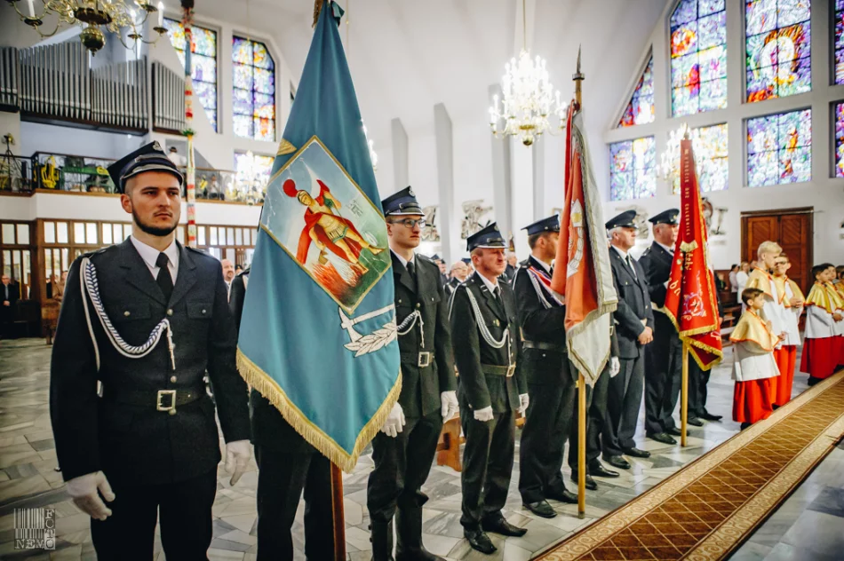 Uroczyste przekazanie wozu strażackiego dla OSP w Słopnicach Górnych - zdjęcie 11