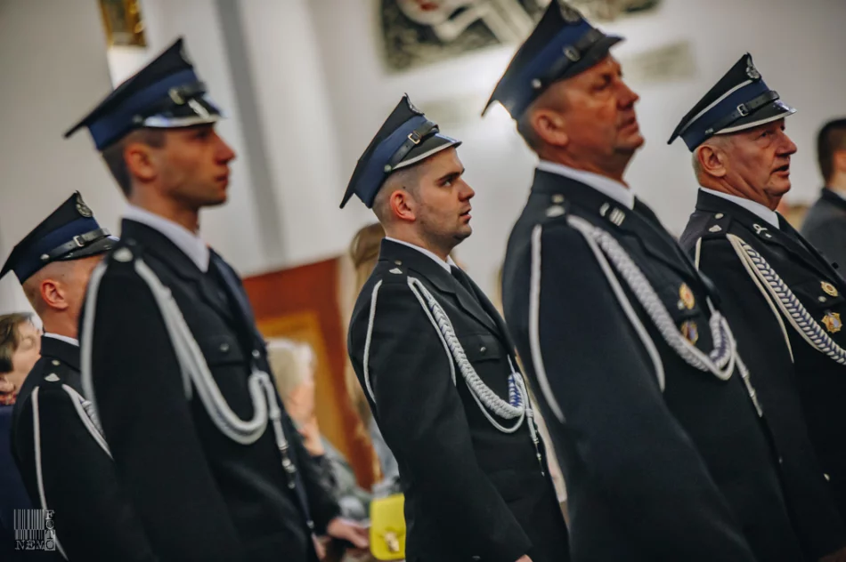 Uroczyste przekazanie wozu strażackiego dla OSP w Słopnicach Górnych - zdjęcie 13