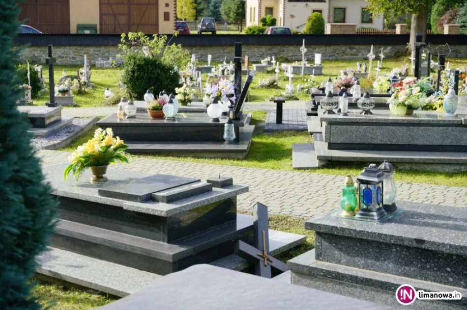 Zdewastowali groby i uszkodzili auta - jedno podpalili, drugim wjechali do rzeki - zdjęcie 3