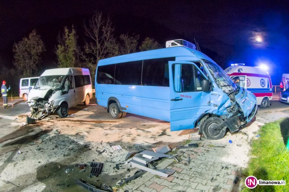 Zderzenie dwóch busów. Trzy osoby w szpitalu - zdjęcie 3