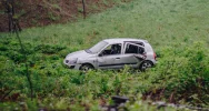 Dachowało Renault, dwie kobiety trafiły do szpitala - zdjęcie 3