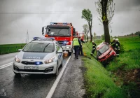 Policja szuka kierowcy, który przyczynił się do dachowania innego pojazdu - zdjęcie główne