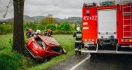 Policja szuka kierowcy, który przyczynił się do dachowania innego pojazdu - zdjęcie 3