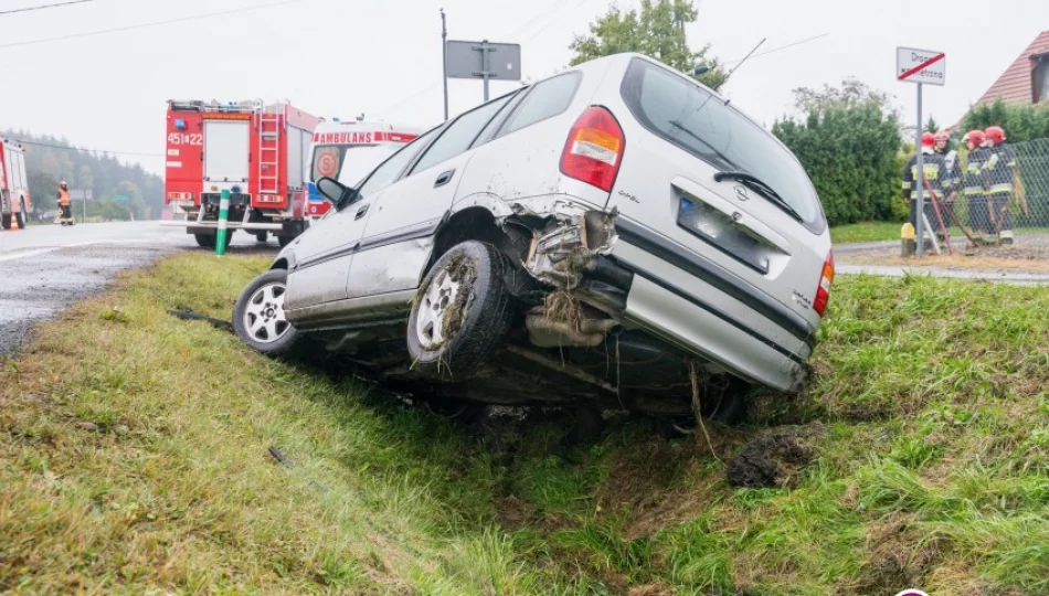 Zderzenie dwóch aut na skrzyżowaniu. Kobieta w ciąży trafiła do szpitala - zdjęcie 1