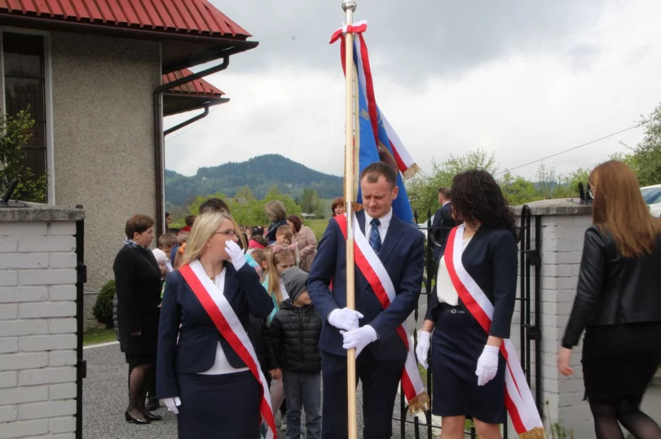 Nadanie Sztandaru Szkole w Rupniowie oraz rozstrzygnięcie Konkursu Wiedzy o Patronie - zdjęcie 15