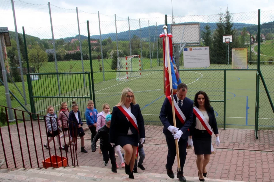 Nadanie Sztandaru Szkole w Rupniowie oraz rozstrzygnięcie Konkursu Wiedzy o Patronie - zdjęcie 16