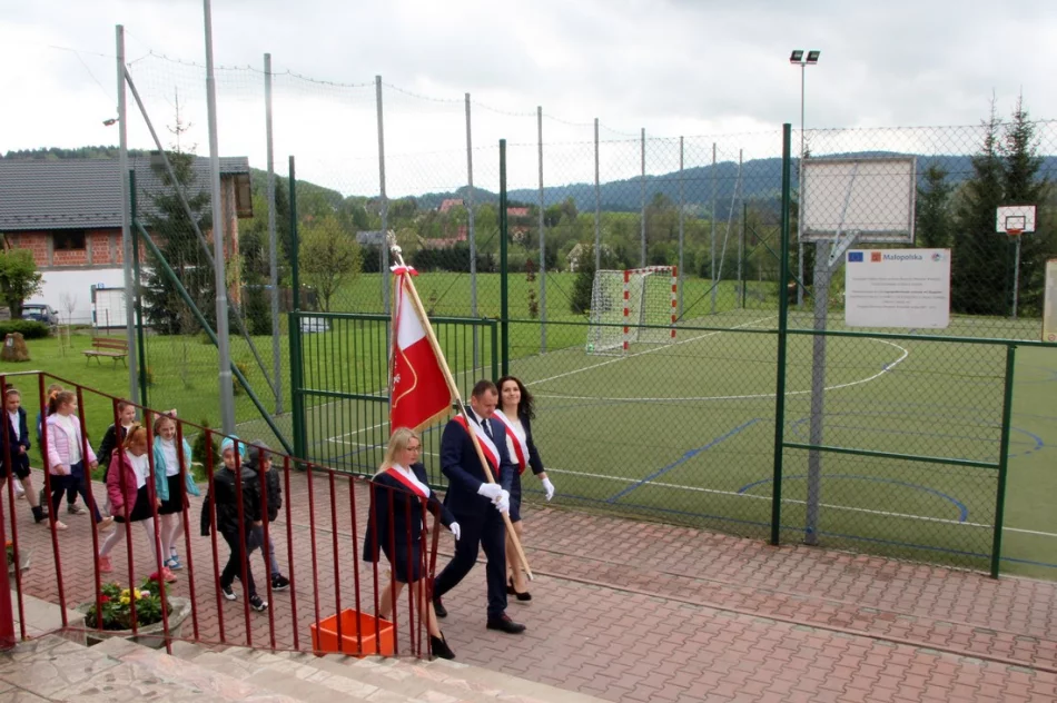 Nadanie Sztandaru Szkole w Rupniowie oraz rozstrzygnięcie Konkursu Wiedzy o Patronie - zdjęcie 18