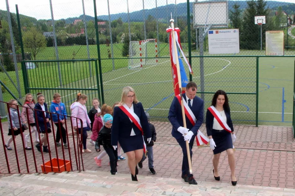 Nadanie Sztandaru Szkole w Rupniowie oraz rozstrzygnięcie Konkursu Wiedzy o Patronie - zdjęcie 19