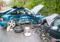 Czołowe zderzenie samochodów. Dwie osoby poszkodowane - zdjęcie główne