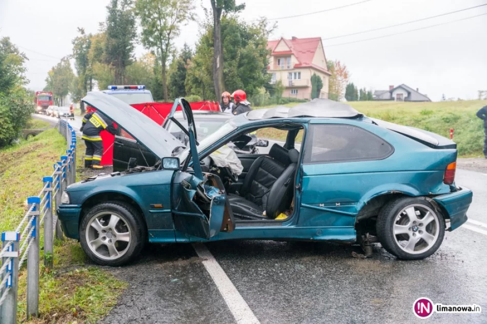 Czołowe zderzenie samochodów. Dwie osoby poszkodowane - zdjęcie 3