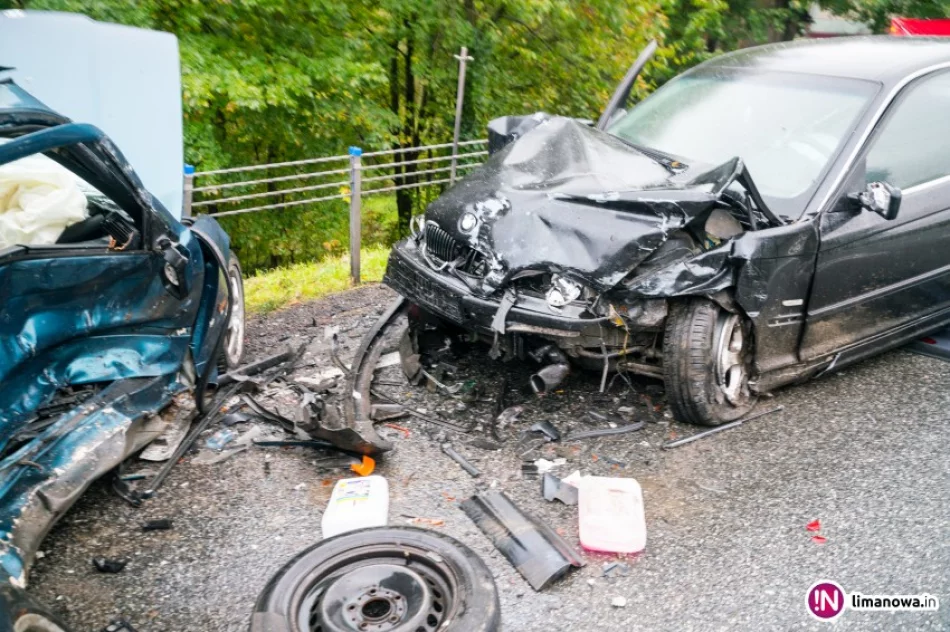 Czołowe zderzenie samochodów. Dwie osoby poszkodowane - zdjęcie 4