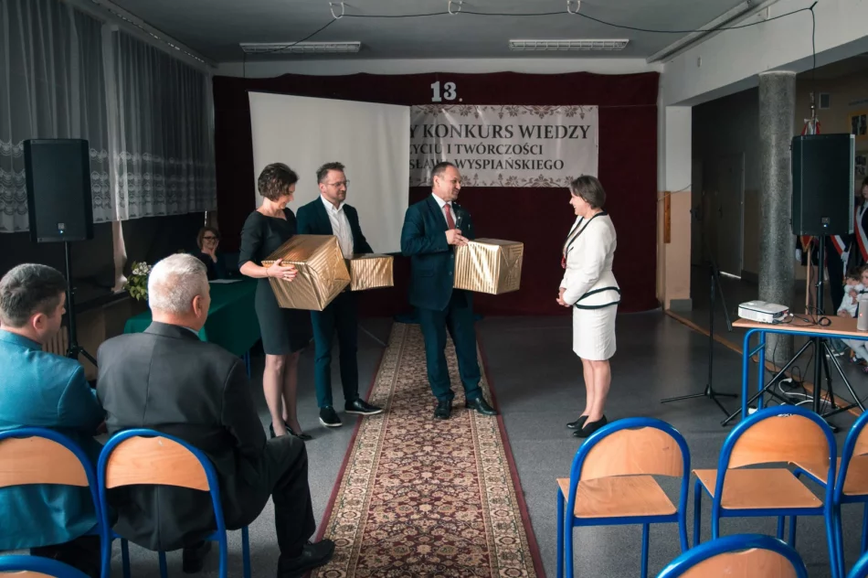 Uroczyste nadanie sztandaru szkole - zdjęcie 3