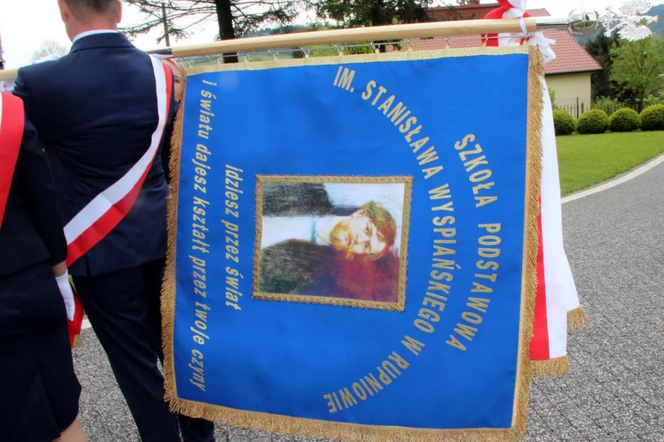 Uroczyste nadanie sztandaru szkole - zdjęcie 4