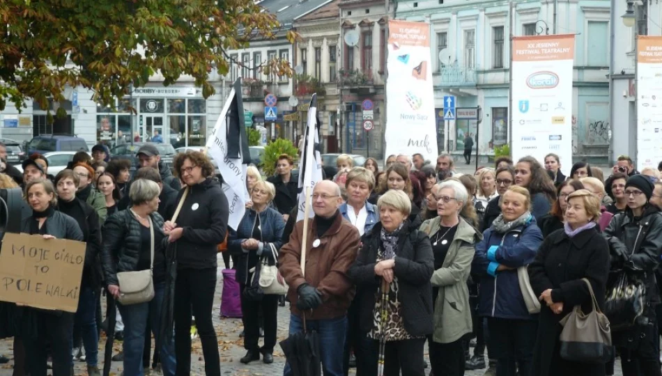 Profanacja znaku Polski Walczącej? Organizatorzy Czarnego Protestu: szanujemy nasz kraj i symbole jemu przypisane - zdjęcie 1