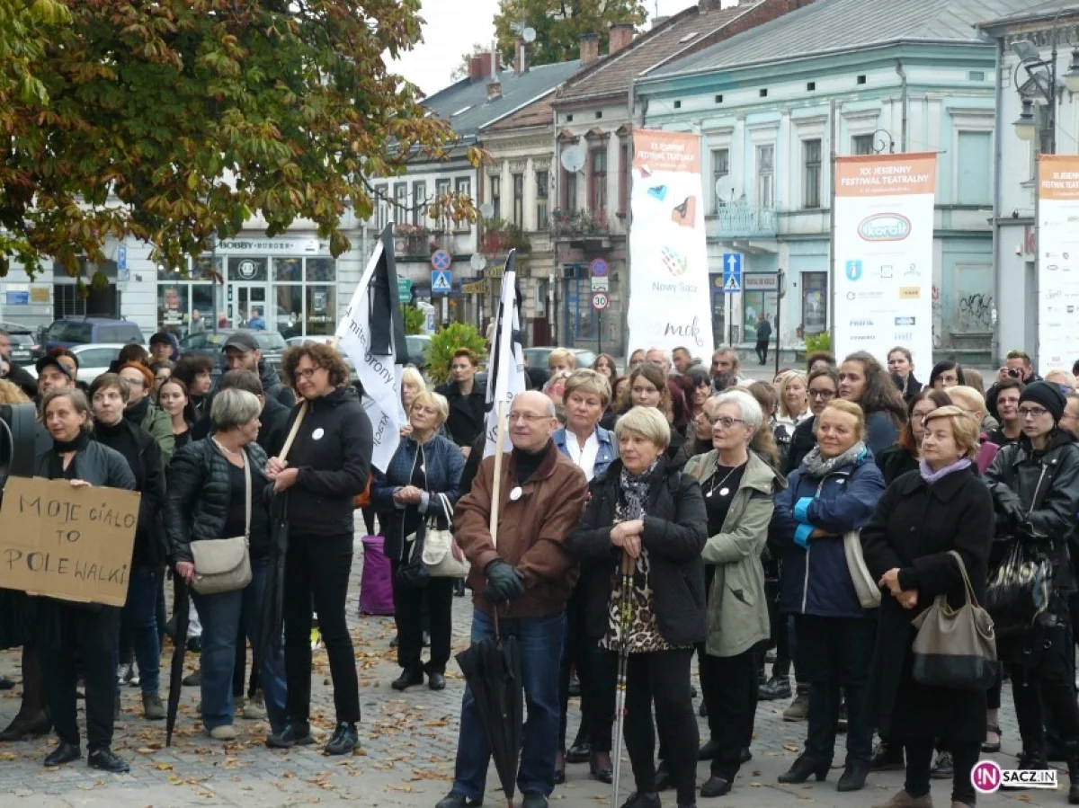 Profanacja znaku Polski Walczącej? Organizatorzy Czarnego Protestu: szanujemy nasz kraj i symbole jemu przypisane