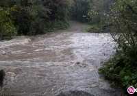 Niebezpieczny przejazd i kładka. Mieszkańcy czekają na most - zdjęcie główne