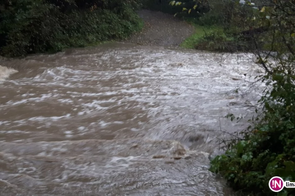 Niebezpieczny przejazd i kładka. Mieszkańcy czekają na most - zdjęcie 3