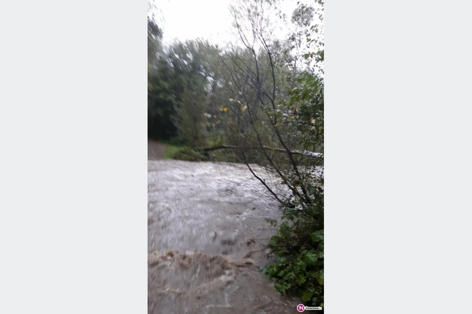 Niebezpieczny przejazd i kładka. Mieszkańcy czekają na most - zdjęcie 4