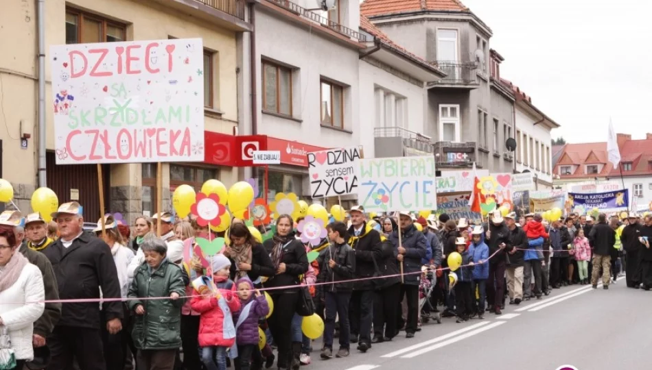 Setki osób w diecezjalnym marszu, który przeszedł ulicami miasta (zdjęcia) - zdjęcie 1