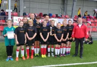 Dziewczęta na piłkarskim boisku - zdjęcie główne