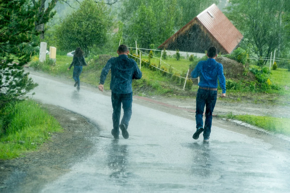 Intensywne opady deszczu z burzami. "Istnieje ryzyko regionalnych powodzi!" - ostrzegają lowcyburz.pl