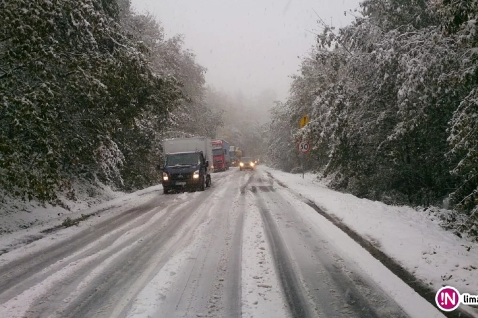 Zima zaskoczyła jesienią - problemy na drodze wojewódzkiej 968 - zdjęcie 2