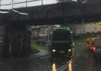 Tir o mały włos znów wbiłby się pod wiadukt. Zakorkowana Węgierska - zdjęcie główne