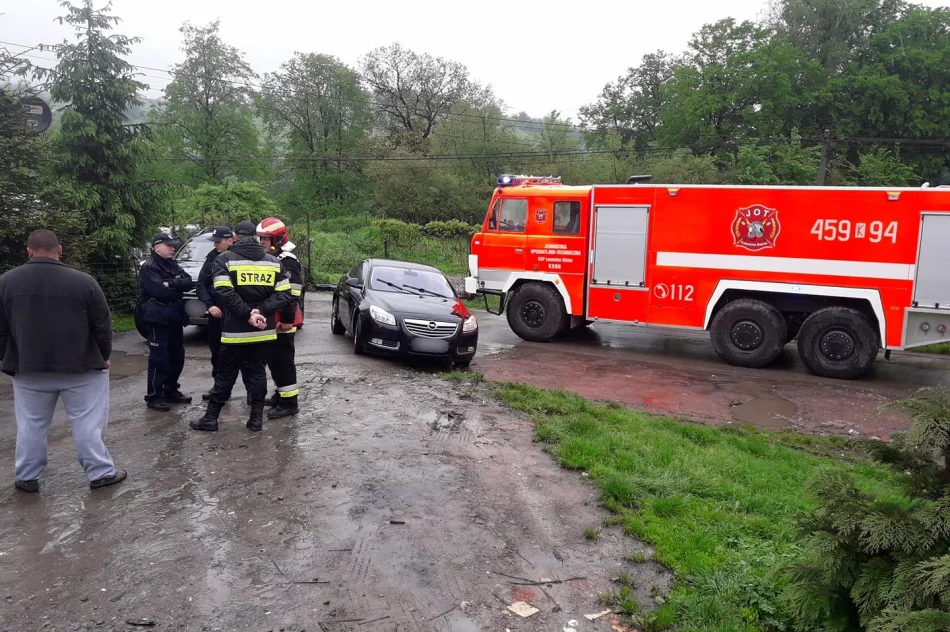 Osuwa się ściana budynku na osiedlu romskim. Mieszkańców ewakuowano - zdjęcie 2