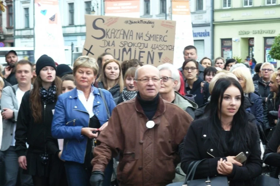 Na Limanowszczyźnie był to zwykły, a w Sączu „czarny” poniedziałek - zdjęcie 4