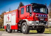 Pożar drewnianego budynku, na miejscu pracują strażacy - zdjęcie główne