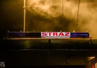 Samochód uderzył w dystrybutor gazu LPG na stacji paliw; trwa akcja straży pożarnej - zdjęcie główne
