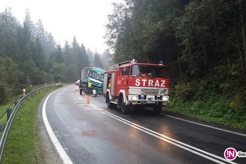 Ciężarówka wypadła z drogi - zdjęcie 2