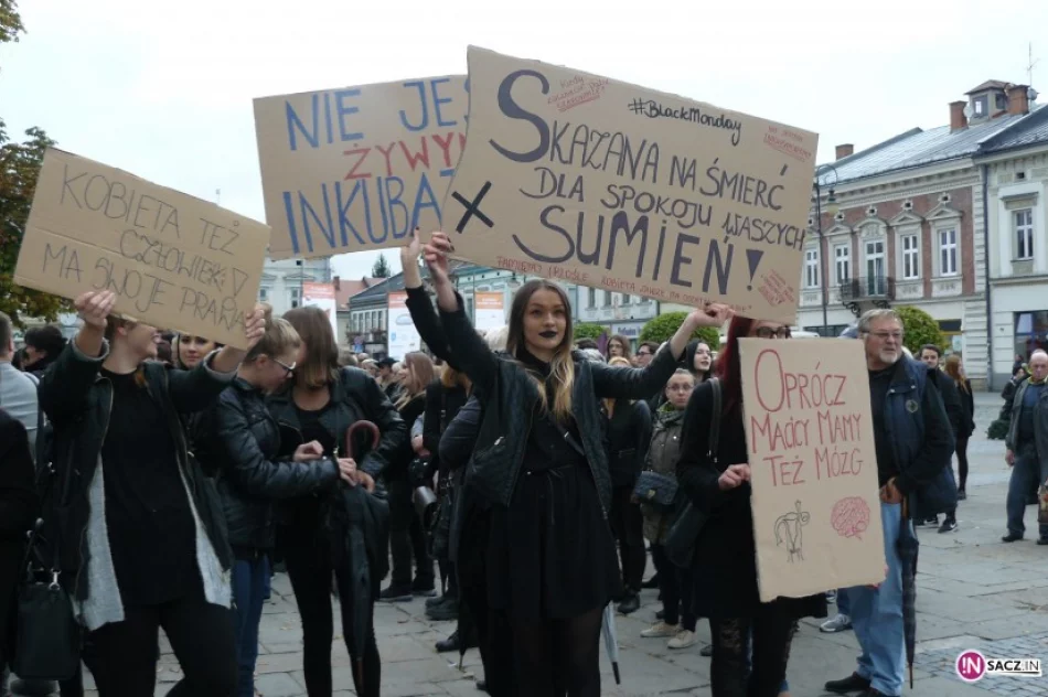 „Nie jestem za aborcją, jestem za wolnym wyborem”- Czarny Poniedziałek na sądeckim rynku - zdjęcie 3