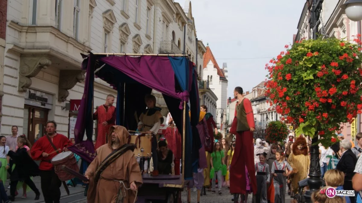 Kuglarze na nowosądeckim rynku. XX Jesienny Festiwal Teatralny rozpoczęty!