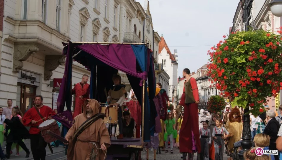 Kuglarze na nowosądeckim rynku. XX Jesienny Festiwal Teatralny rozpoczęty! - zdjęcie 1