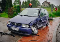 Zderzenie dwóch samochodów na drodze powiatowej - zdjęcie główne