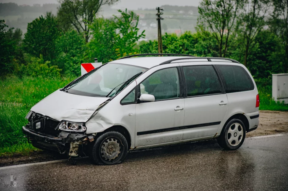 Zderzenie dwóch samochodów na drodze powiatowej - zdjęcie 2