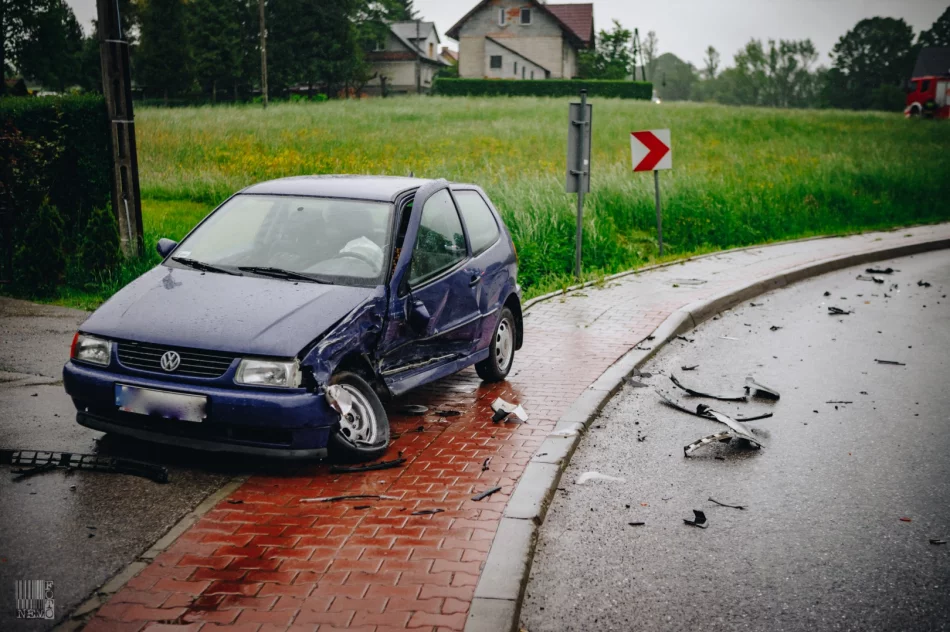 Zderzenie dwóch samochodów na drodze powiatowej - zdjęcie 3
