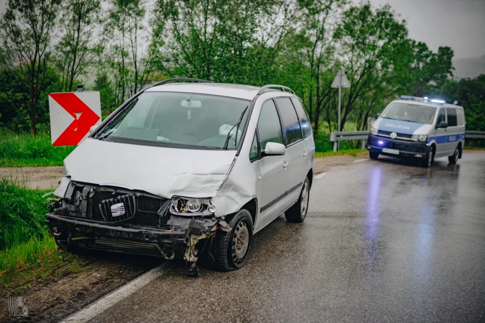 Zderzenie dwóch samochodów na drodze powiatowej - zdjęcie 4