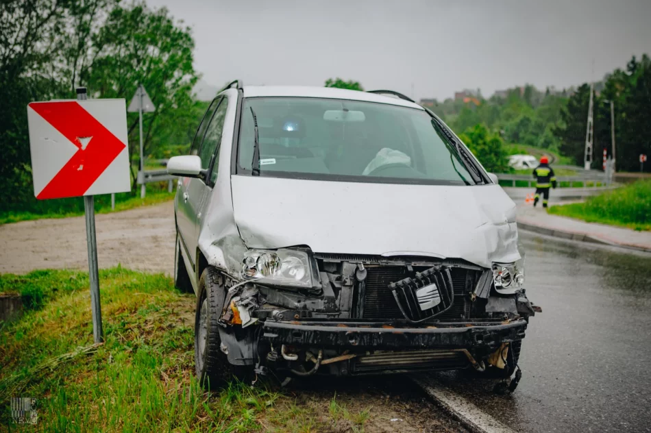 Zderzenie dwóch samochodów na drodze powiatowej - zdjęcie 5