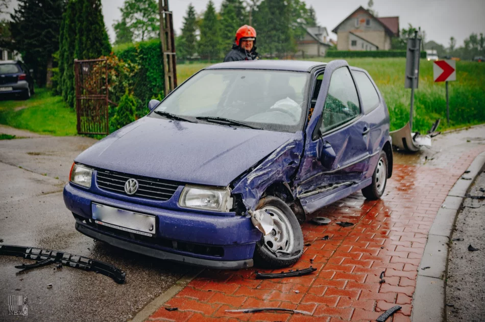 Zderzenie dwóch samochodów na drodze powiatowej - zdjęcie 6