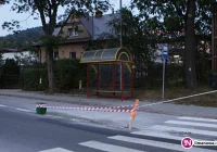 Nietypowe zabezpieczenie - z taśmy, deski, kamizelki i... kosza na śmieci - zdjęcie główne