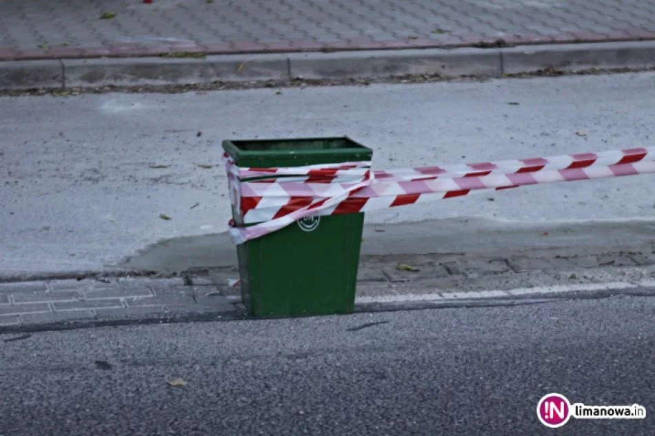 Nietypowe zabezpieczenie - z taśmy, deski, kamizelki i... kosza na śmieci - zdjęcie 2