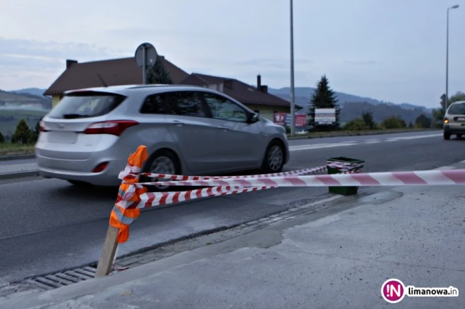 Nietypowe zabezpieczenie - z taśmy, deski, kamizelki i... kosza na śmieci - zdjęcie 3