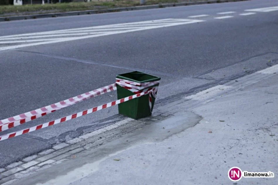 Nietypowe zabezpieczenie - z taśmy, deski, kamizelki i... kosza na śmieci - zdjęcie 4