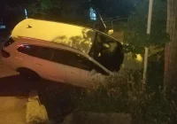 Pijany kierowca wjechał do rowu koło komendy - zdjęcie główne