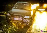 Samochód wypadł z drogi i wjechał do koryta potoku (wideo) - zdjęcie główne