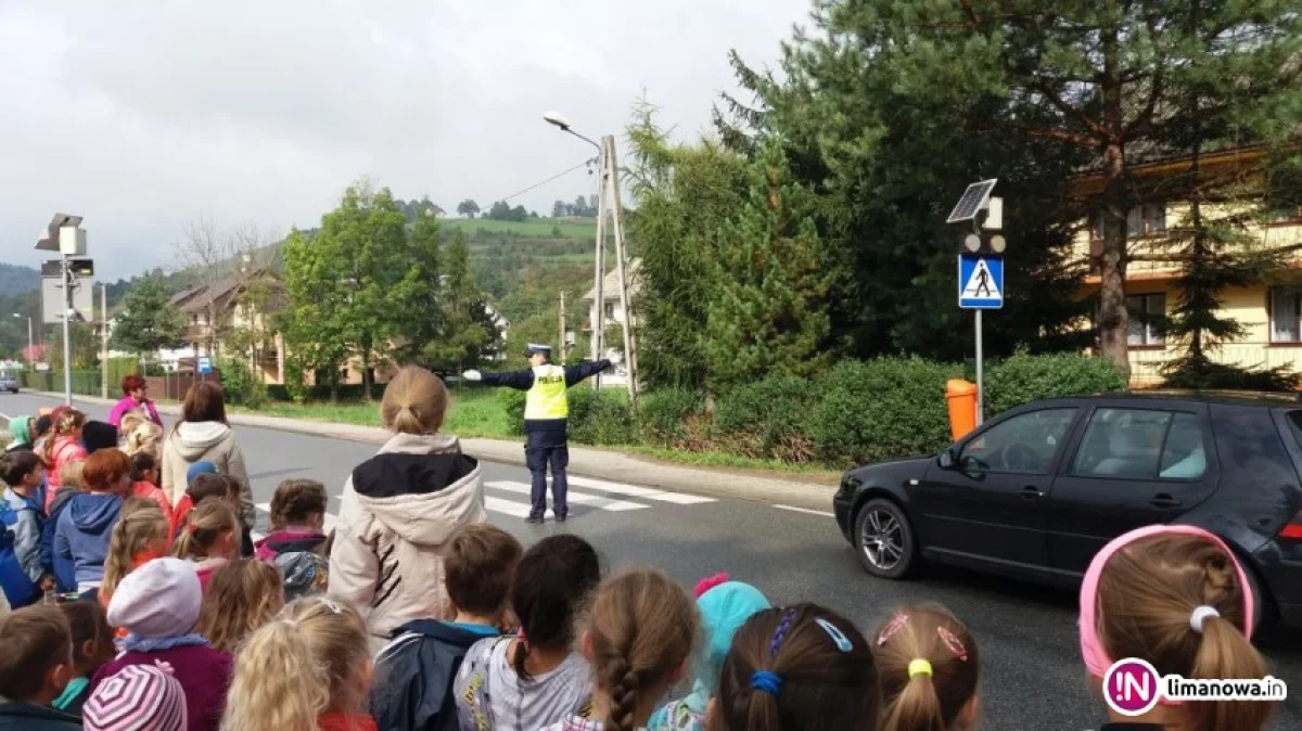 Uczyli zasad bezpieczeństwa najmłodszych uczniów 'czwórki'